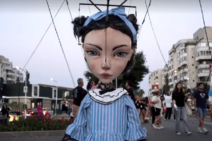 Marionetes gigantes tomam as ruas da Romênia em palco a céu aberto; veja imagens