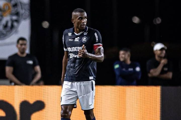 Marllon é expulso e deixa Remo com um a menos contra Santos; veja lance
