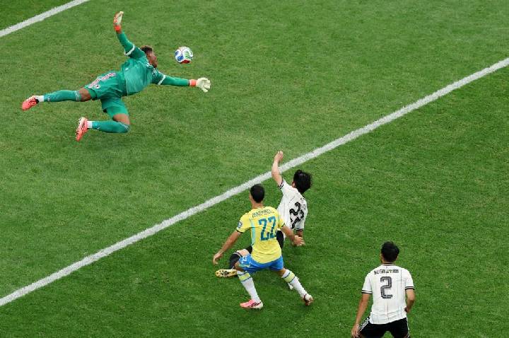 Martinelli deixa campo com olho inchado após choque em Brasil x Japão; veja