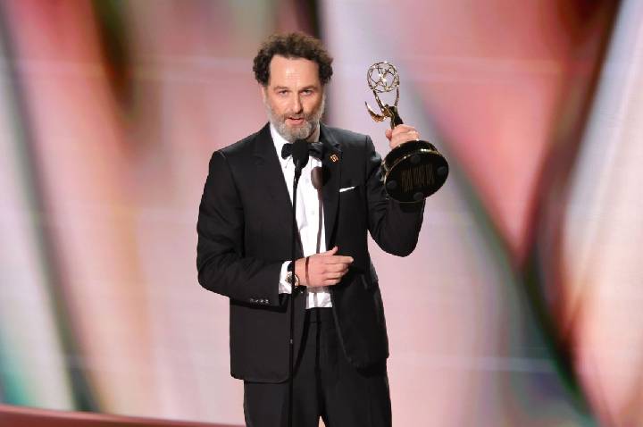 Matthew Rhys se torna o 1º a ganhar dois Emmys de Melhor Ator no mesmo ano
