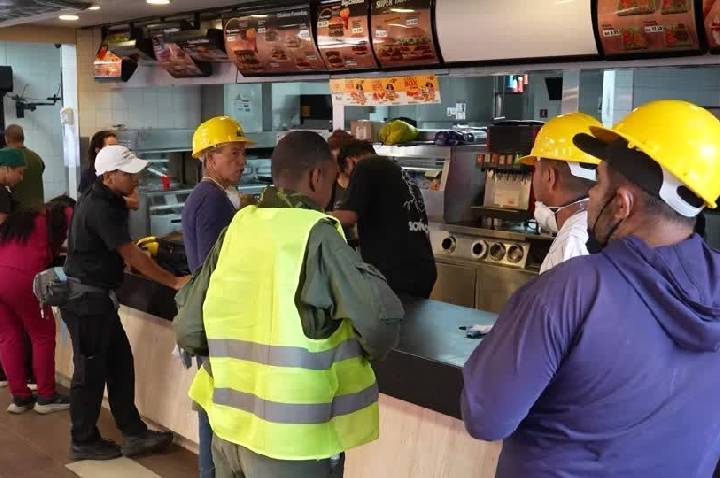 Médicos transformam McDonald’s na Venezuela em hospital após terremoto