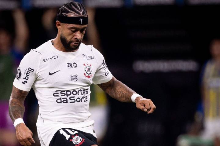 Memphis Depay pode ser punido por gesto obsceno na Libertadores; entenda
