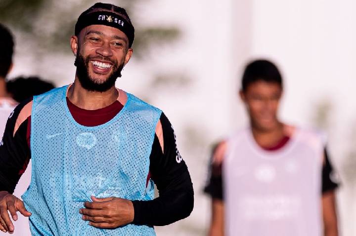 Memphis passa por últimos testes no CT antes de renovação com o Corinthians