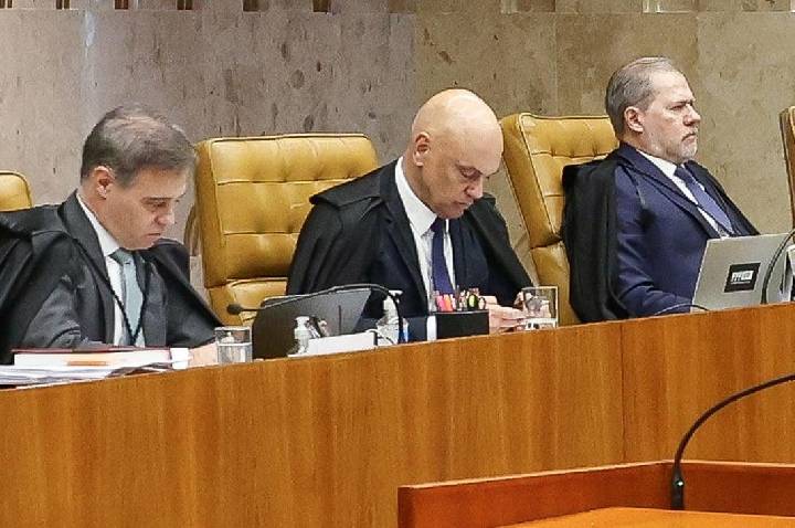 Mendonça é acusado por Moraes de tentar incluir seu nome em delação de Vorcaro