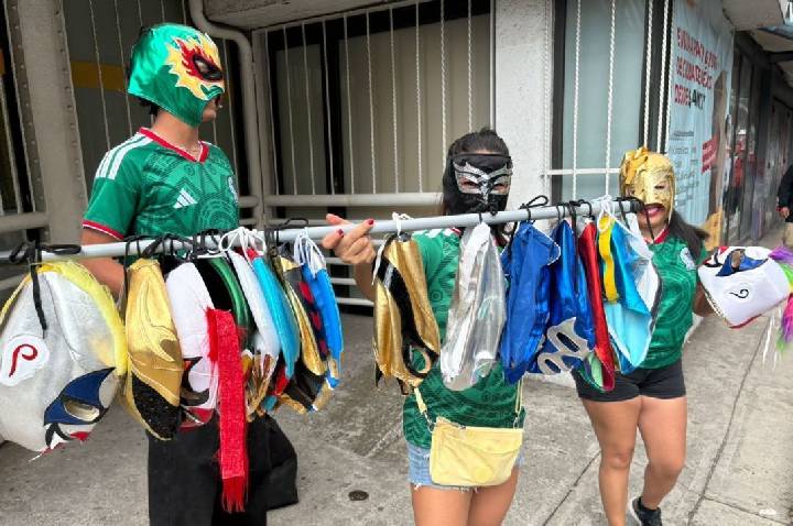 Mercado pirata na porta do Azteca tem camisas do México e máscaras de lucha