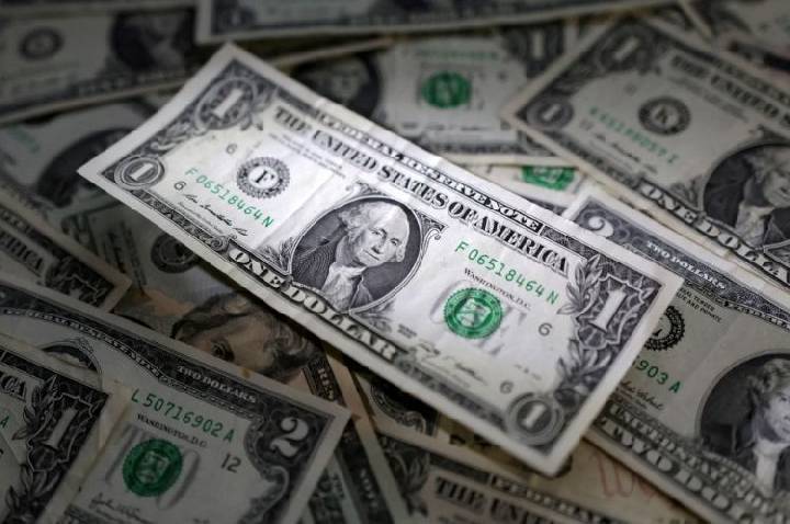 Mercado repercute tarifaço dos EUA ao Brasil; dólar abre em alta