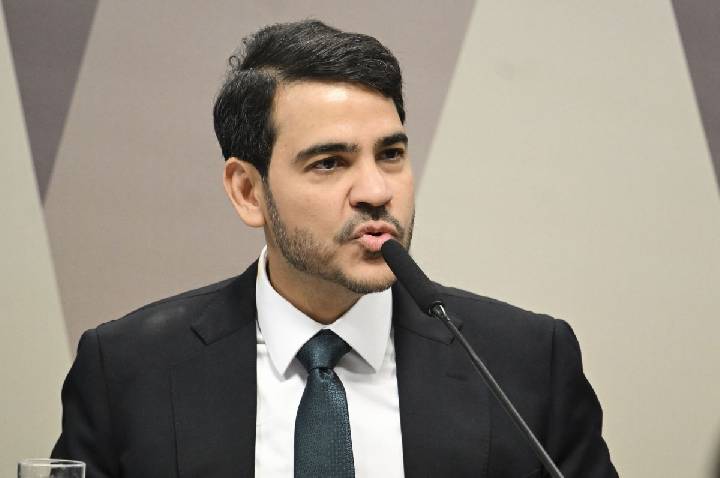 Messias defende AGU e diz que função pública não se orienta por “amizades”