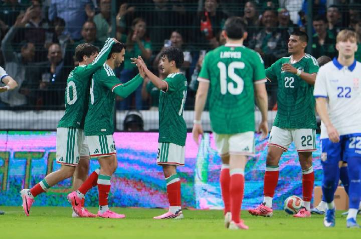 México goleia Sérvia e chega embalado para estreia na Copa do Mundo