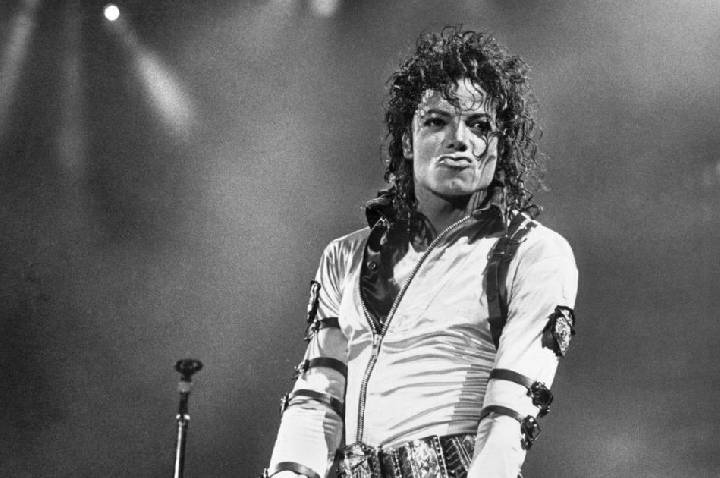 Michael Jackson conquista álbum nº 1 no Reino Unido após estreia de filme