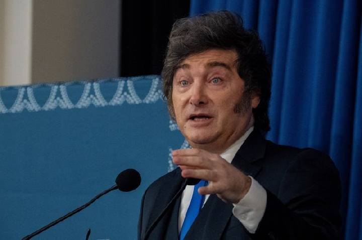 Milei anuncia restrições a estrangeiros que atacarem a Argentina
