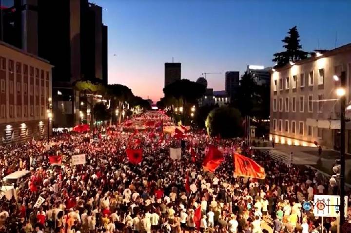 Milhares de manifestantes vão às ruas na Albânia exigir renúncia de premiê