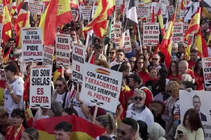 Milhares de pessoas protestam em Ceuta por crime migratória