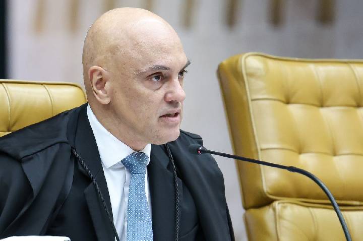 Moraes suspende visitas de Flávio a Bolsonaro na prisão domiciliar