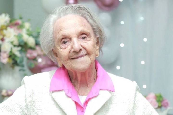 Morre Vovó Elma, influenciadora de receitas, um dia após completar 103 anos