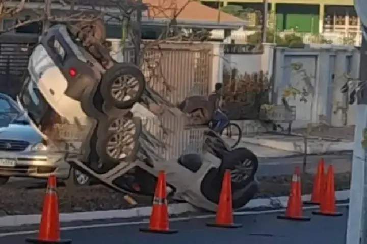 Motorista é arremessada para fora de veículo após capotamento em rotatória no bairro Urupá