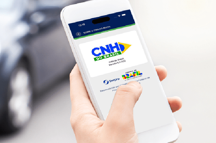 Motorista parado na blitz sem CNH física e bateria no celular: o que fazer?