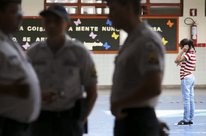 MP alega ilegalidade em contratação de PMs para atuar em escolas em SP