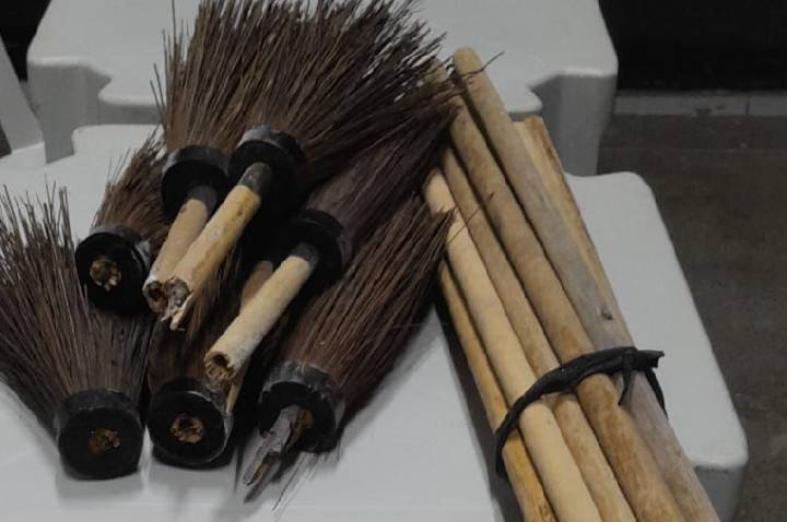 Mulher é presa ao tentar entrar com drogas em vassouras em presídio na BA