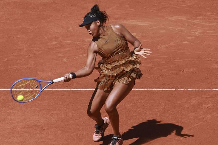 Naomi Osaka vence e rouba cena com look customizado em Roland Garros; veja