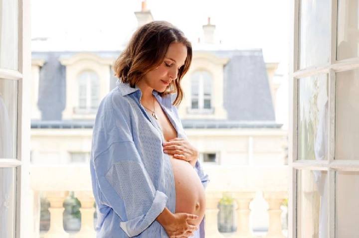 Natalie Portman mostra barrigão da 3ª gravidez: “Contando os dias”