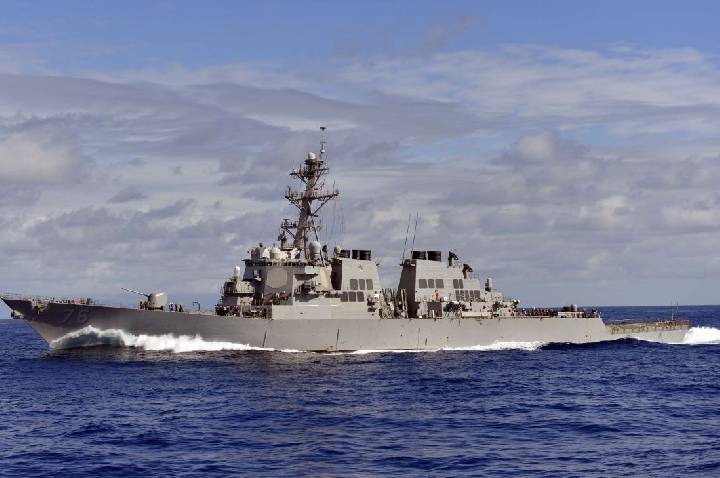 Navio de guerra dos EUA perdeu potência e propulsão por horas