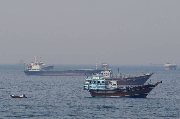 Navio sancionado pelos EUA atravessou Estreito de Ormuz, diz mídia do Irã