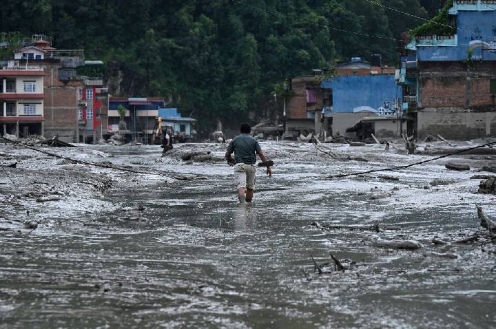 Nepal: Por que morar perto de uma geleira se tornou um risco mortal?