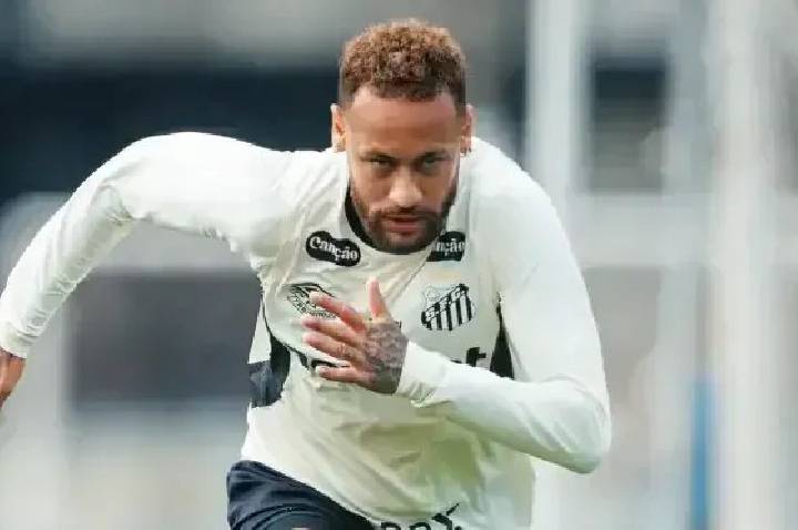 Neymar desabafa após críticas por jogar pôquer: “Vai cuidar da sua vida!”