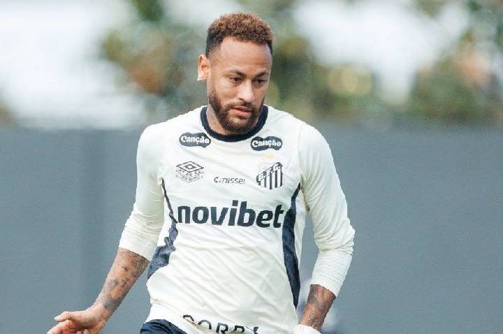 Neymar retorna aos treinos do Santos após folga e se aproxima de retorno