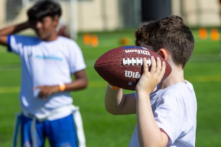 NFL leva flag football e ação educativa ao Rio antes de jogo histórico