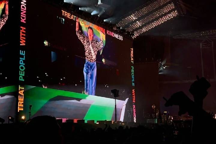 No Brasil, Harry Styles fala português e relembra One Direction; veja
