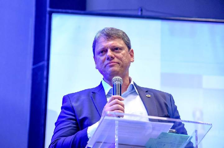 “Nós amamos Jair Messias Bolsonaro”, diz Tarcísio em convenção em SP