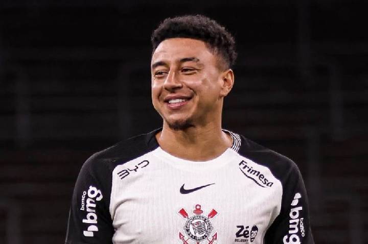 “Nunca vi isso antes”: Lingard exalta experiência em jogar no Corinthians