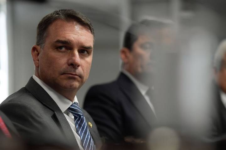 Nunes Marques vê “indício de ilegalidade” em fala de Flávio sobre urnas