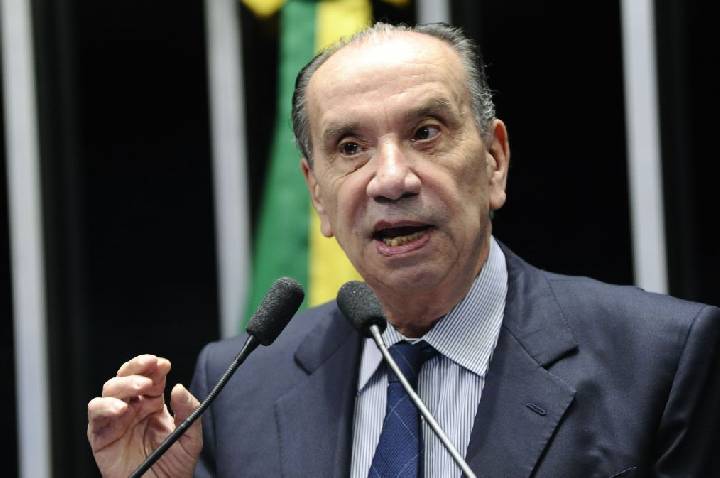 “O Brasil está sob ataque”, diz Aloysio Nunes após revogação de visto