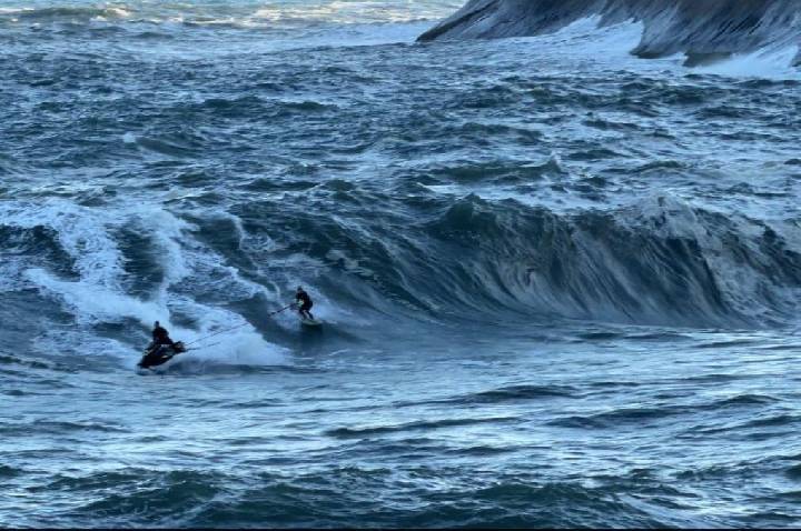 Ondas gigantes atraem surfistas e fotógrafos no litoral fluminense