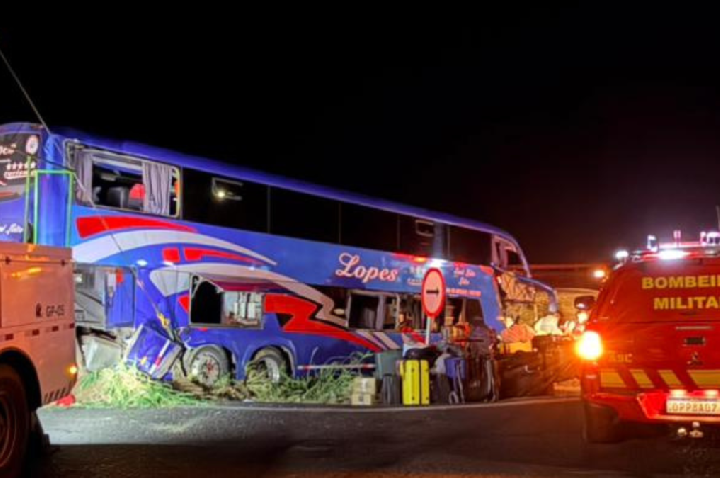 Ônibus bate em carreta e deixa dois mortos em Uberaba, interior de MG