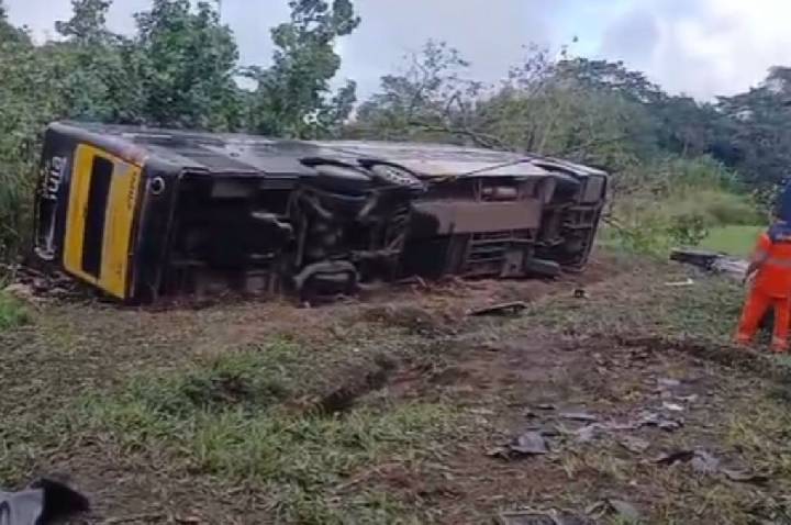 Ônibus que tombou e deixou 10 mortos no RJ era clandestino, diz ANTT