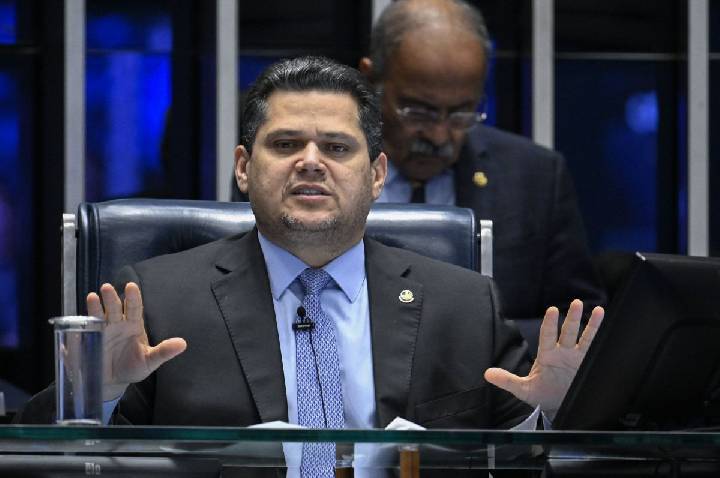 Oposição tenta frear decretos sobre big techs e busca apoio de Alcolumbre