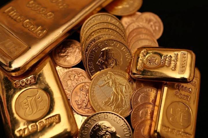 Ouro cai quase 3% com falas de Warsh e termina semana em queda