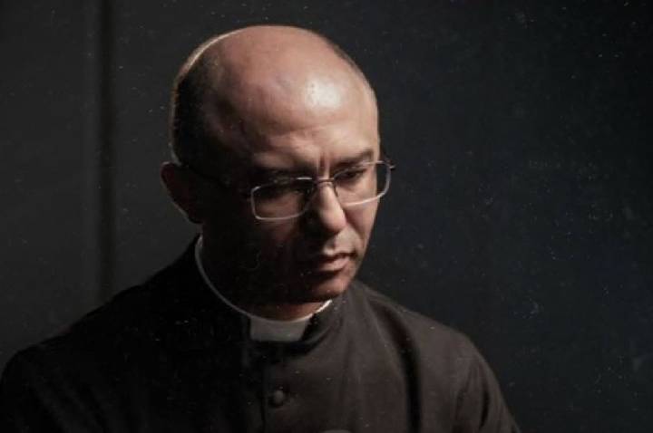 Padre de Brasília ligado a grupo conservador é excomungado pelo Vaticano