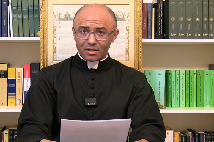 Padre excomungado diz que foi advertido por recriminar rituais de macumba