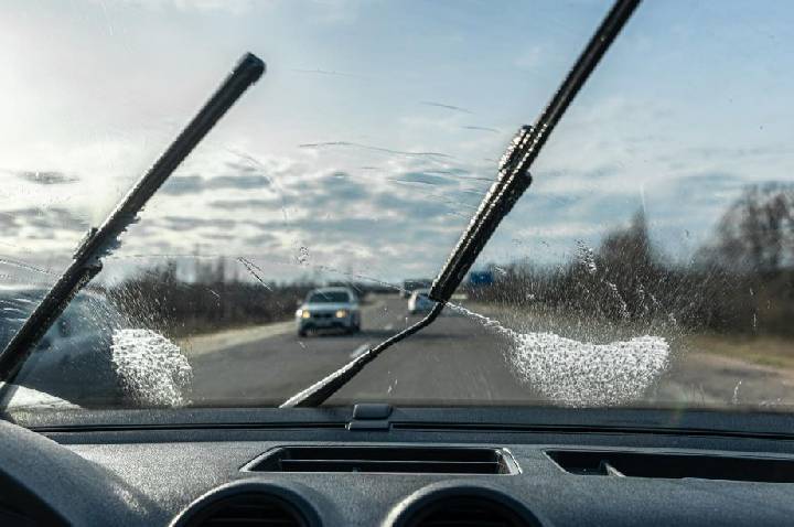 Palheta do carro fazendo barulho no frio? Saiba como evitar