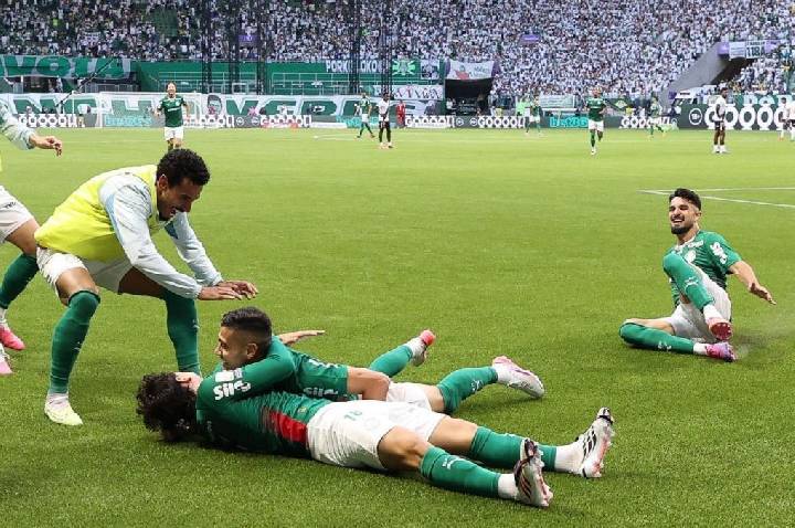 Palmeiras goleia Vasco e abre vantagem na liderança do Brasileirão