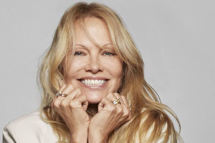 Pamela Anderson elogia diretor brasileiro e descreve filme como “selvagem”