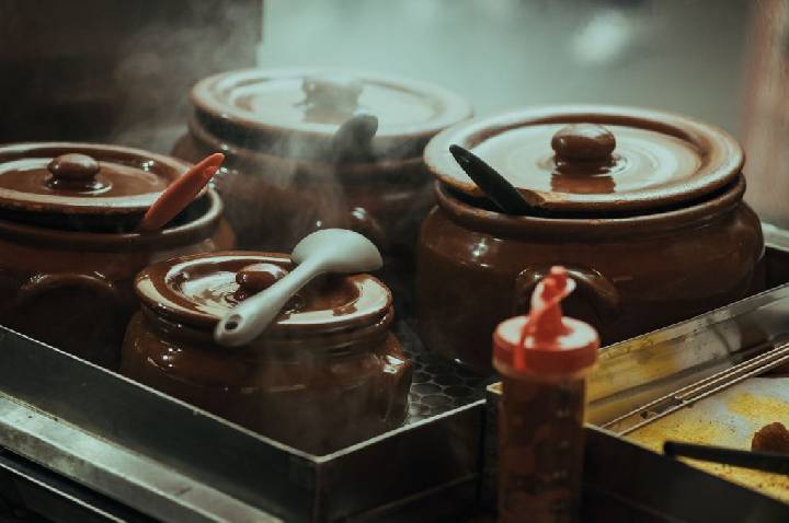 ‘Panelas de argila e outros utensílios de cerâmica não foram projetados para uso em fogão’; cozinheiro aponta utensílios incompatíveis