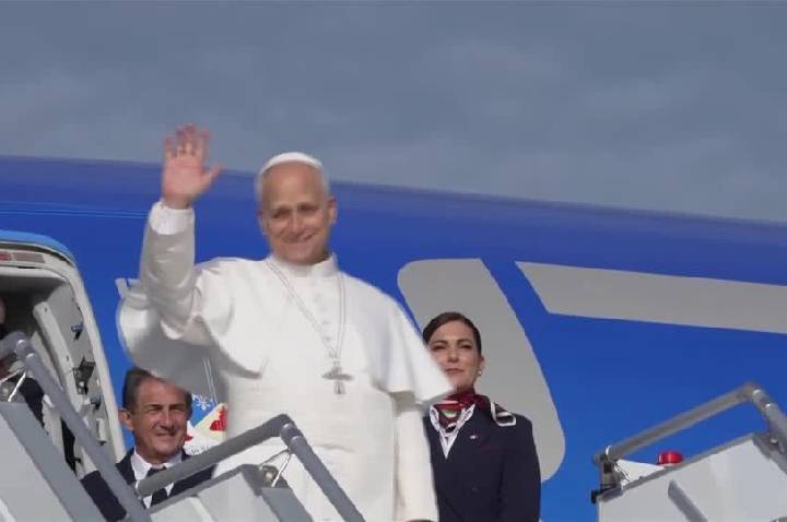 Papa envia mensagem aos EUA ao visitar marco de imigrantes no 4 de julho