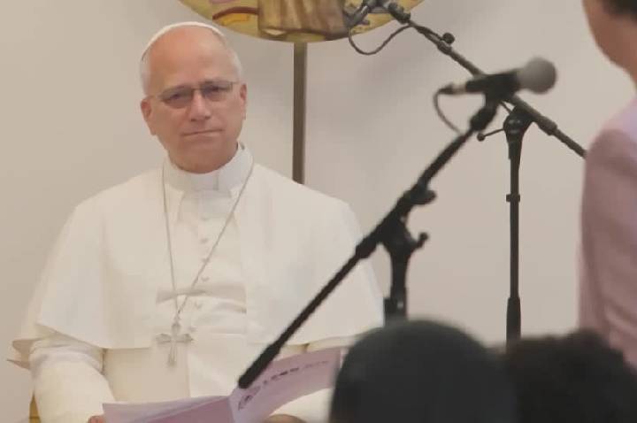 Papa Leão XIV destaca papel de mulheres em visita a centro de refugiados