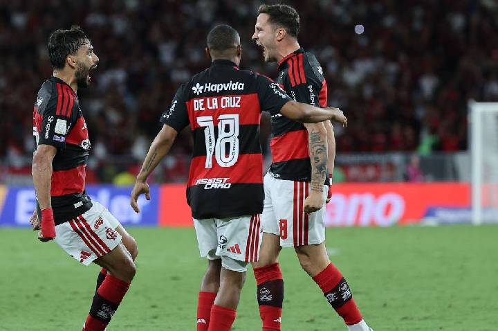 Paquetá sente dores no joelho e sai chorando após Flamengo x Bahia