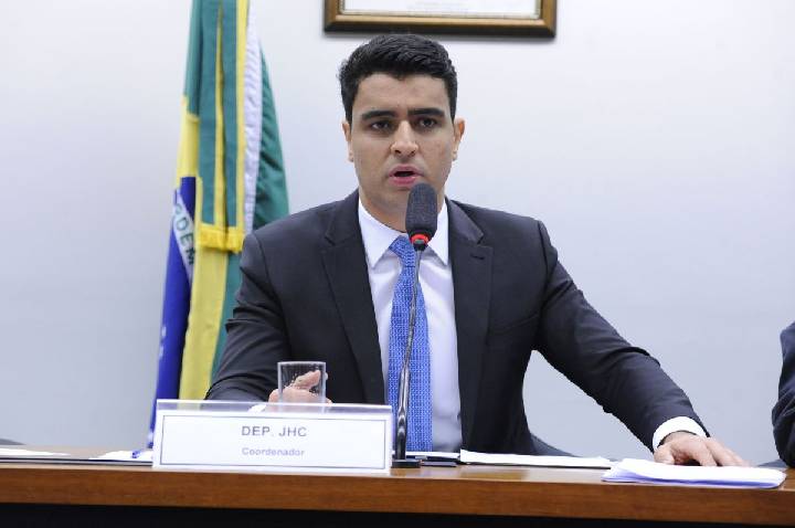 Paraná Pesquisas: JHC lidera cenários de 1º e 2º turnos em Alagoas